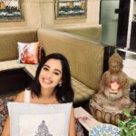 Mugdha Chaphekar Instagram - Feeling so royal with these Jharokha prints on my cushion covers!! not to mention the Blue Pottery Plate that is truly the showstopper in my living room @ekbyekta Loving these beauties 😍 Kudos to you @ektarkapoor Ma’am and the team! http://www.worldofek.com/ ❤️❤️