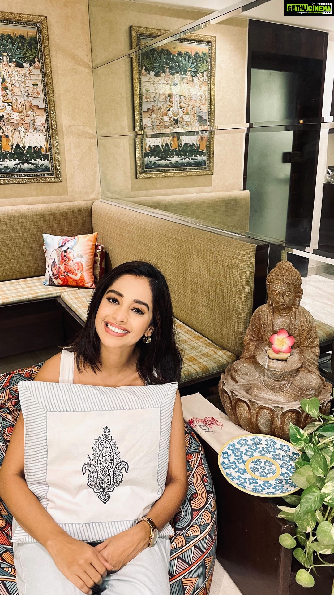 Mugdha Chaphekar Instagram - Feeling so royal with these Jharokha prints on my cushion covers!! not to mention the Blue Pottery Plate that is truly the showstopper in my living room @ekbyekta Loving these beauties 😍 Kudos to you @ektarkapoor Ma’am and the team! http://www.worldofek.com/ ❤️❤️