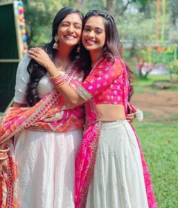 Mugdha Chaphekar Instagram - Happy Holiii…!!
.
So @kaul_me and @imrohitsuchanti clicked pics and didn’t include us. This is our “pic ka jawab picture se” 🤨💃🏻
.
Are you excited for this Mahasangam?
KumKum Bhagya + Bhagya Lakshmi = Unlimited fun!!!
Sunday, March 13th 6.30pm onwards on @zeetv 
.
For “Awwww soooo cuteee “  feel,  look at Lakshmi in the second pic ❤️❤️
.
.
@zeetv 
@zee5shows 
#Mahasangam #HappyHoli
📸 @appy__77 😘😘