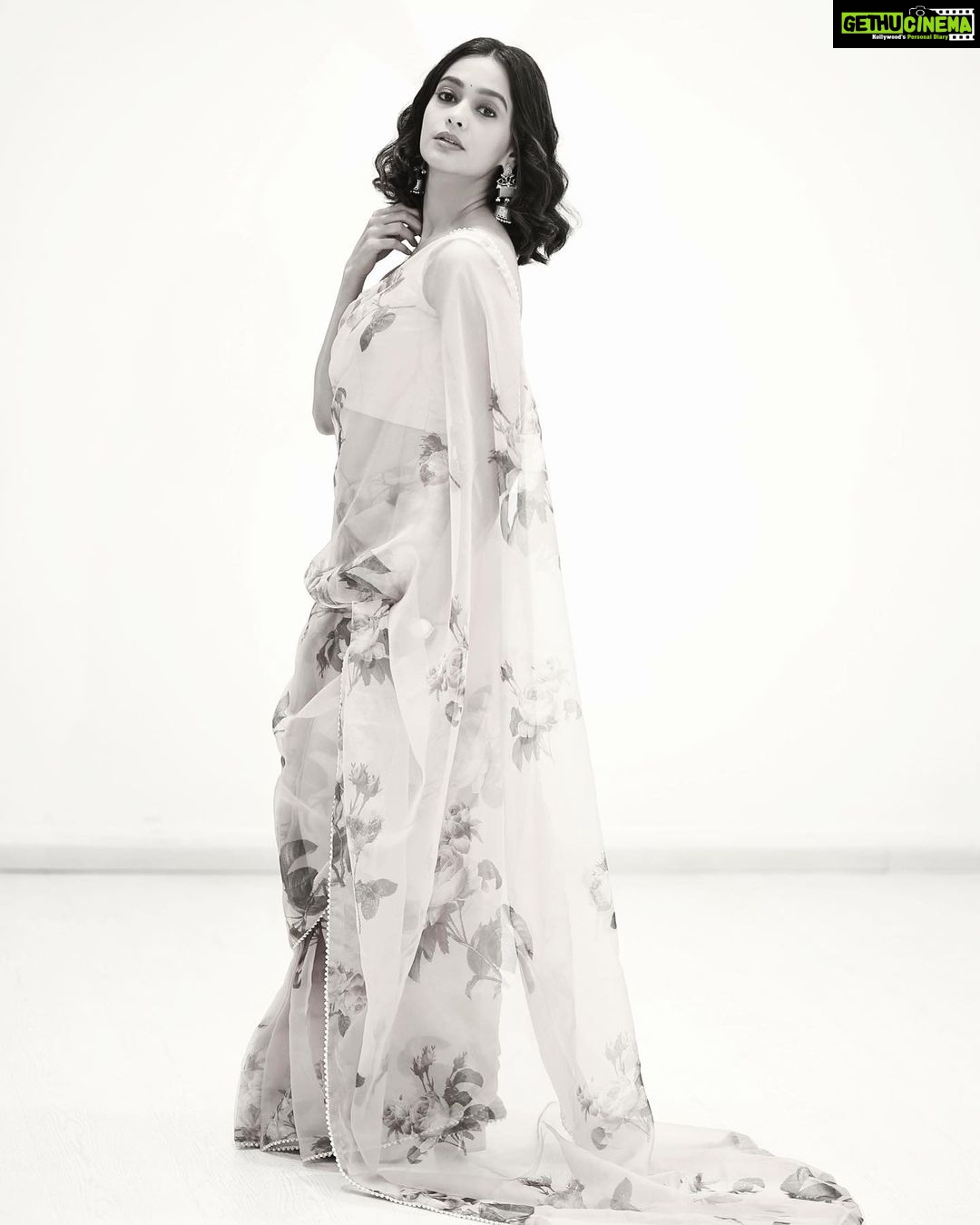 Mugdha Chaphekar Instagram - 🌹 ya 🔥? . Styled by: @styleitupbyaashna Shot by: @neildhayatkarphotography Saree: @labelkanupriya Earrings: @fashionjewellery_21 HMU: @amuthevar @shribhalerao_ @riyafatak Location: @byou.in . #love #mugdhachaphekar #saree #blackandwhite #indian #ootd