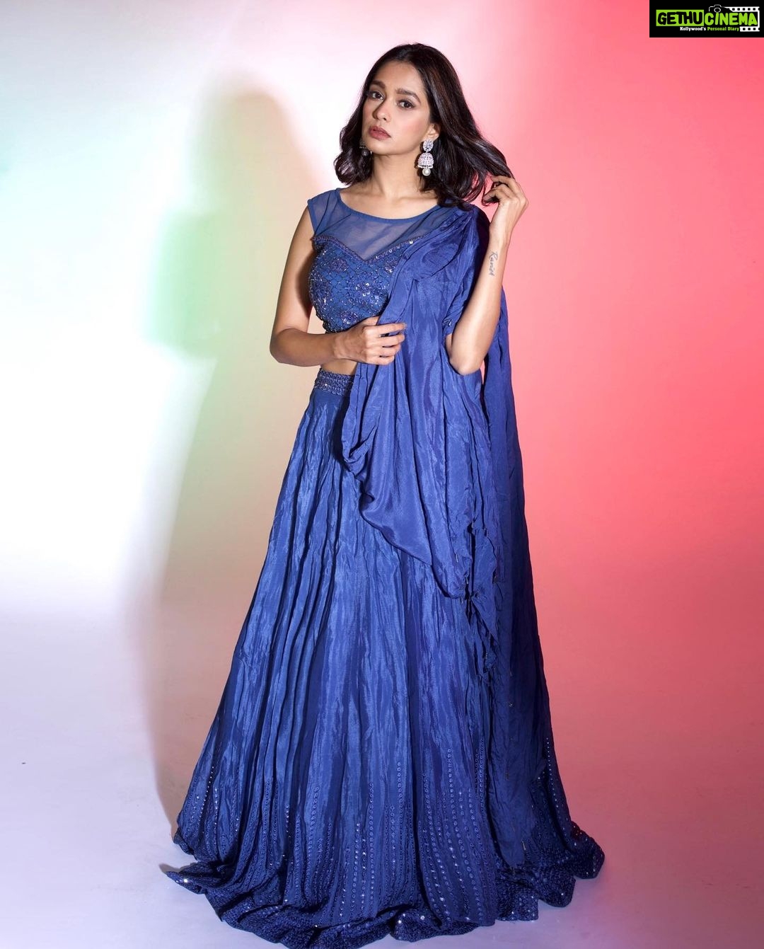 Mugdha Chaphekar Instagram - π . Styled by: @styleitupbyaashna Shot by : @akshayphotoartist Outfit: @elaan_rahul Earrings: @zehora_shop Hair & Makeup by: @makeupbyheenal Location: @studio211mumbai Coordination: @triptigoy
