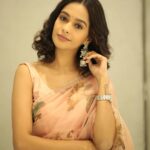 Mugdha Chaphekar Instagram - Heard melodies are sweet, But those unheard, sweeter. ~ John Keats 🌸 . . Styled by: @styleitupbyaashna Shot by: @neildhayatkarphotography Saree: @labelkanupriya Earrings: @fashionjewellery_21 HMU: @amuthevar @shribhalerao_ @riyafatak Location: @byou.in Juhu, Maharashtra, India