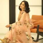 Mugdha Chaphekar Instagram - Heard melodies are sweet, But those unheard, sweeter. ~ John Keats 🌸 . . Styled by: @styleitupbyaashna Shot by: @neildhayatkarphotography Saree: @labelkanupriya Earrings: @fashionjewellery_21 HMU: @amuthevar @shribhalerao_ @riyafatak Location: @byou.in Juhu, Maharashtra, India
