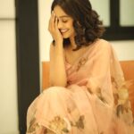 Mugdha Chaphekar Instagram - Heard melodies are sweet, But those unheard, sweeter. ~ John Keats 🌸 . . Styled by: @styleitupbyaashna Shot by: @neildhayatkarphotography Saree: @labelkanupriya Earrings: @fashionjewellery_21 HMU: @amuthevar @shribhalerao_ @riyafatak Location: @byou.in Juhu, Maharashtra, India