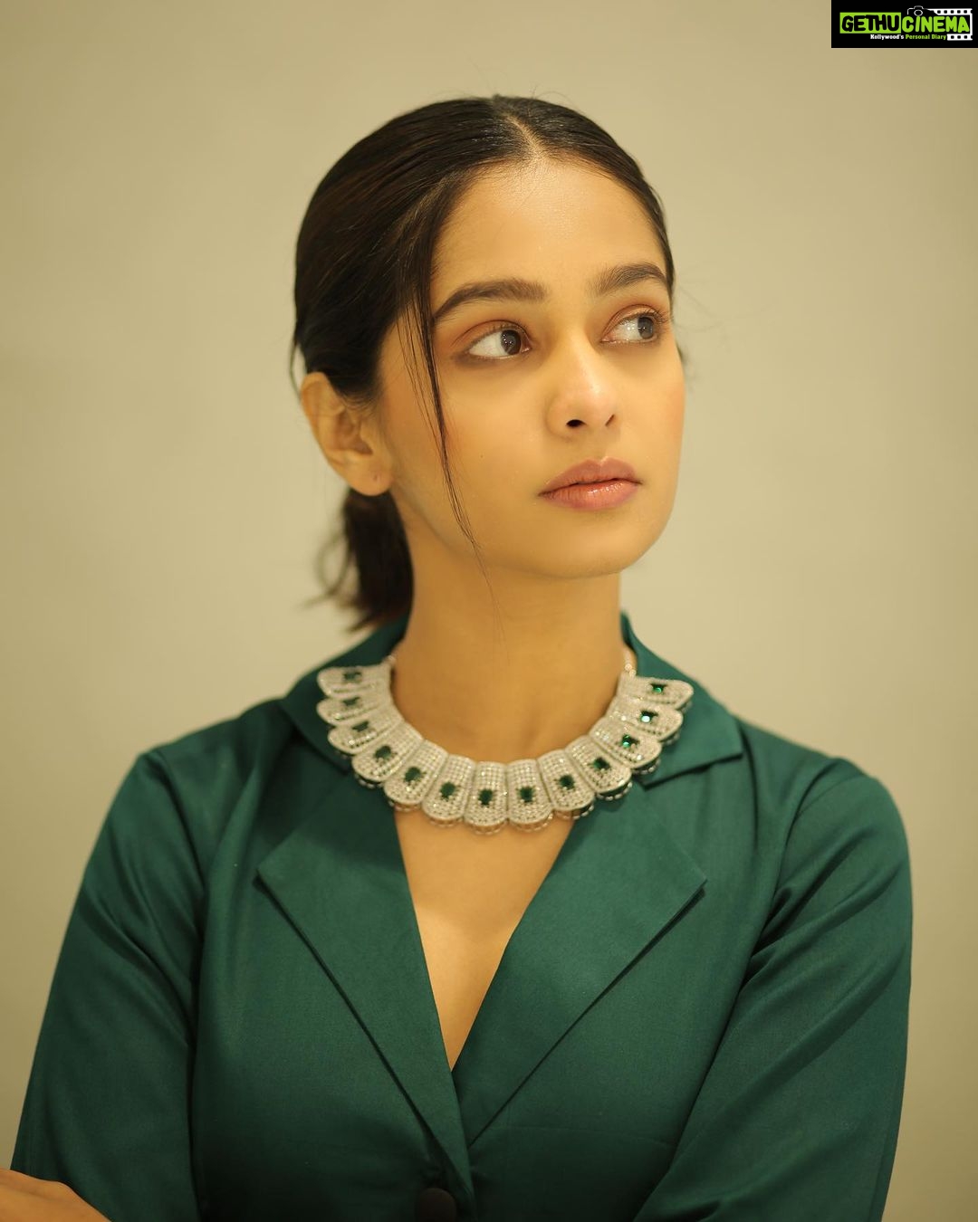Mugdha Chaphekar Instagram - What’s your color today? 💚 . Styled by: @styleitupbyaashna Shot by: @neildhayatkarphotography Pantsuit: @ravleen_gulbano Jewellery : @fashionjewellery_21 HMU: @amuthevar @shribhalerao_ @riyafatak Location: @byou.in . . #love #mugdhachaphekar #ootd #fun #photoshoot #happysoul #green