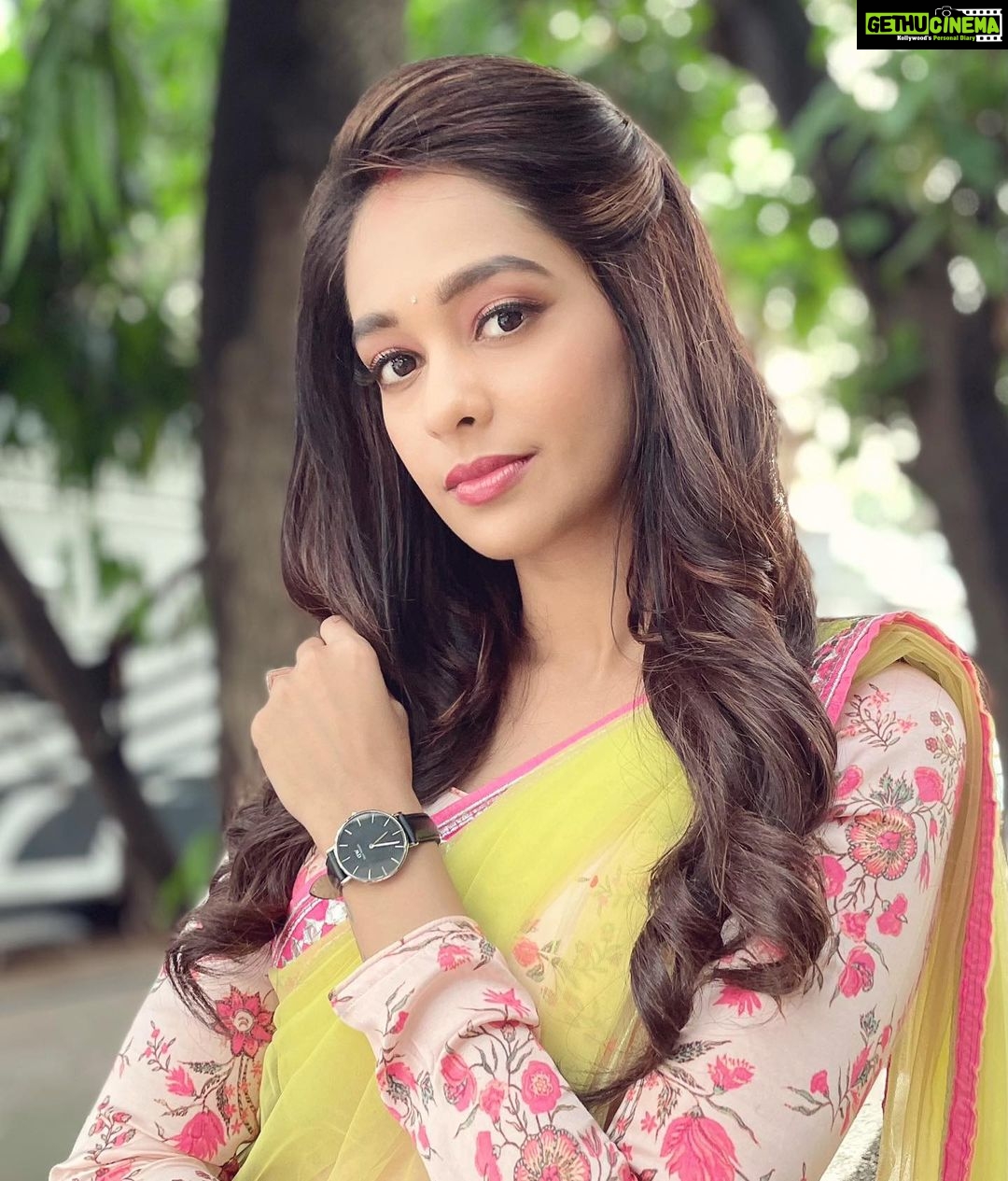 Mugdha Chaphekar Instagram - Black Friday sale is finally here. Shop @danielwellington products at up-to 50% off now! 😮 AND with my code "MUGDHA" you get an extra 15% off. Hurry up!! #danielwellington #collaboration. . .