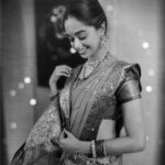 Mugdha Chaphekar Instagram - वाट अडवून हसतो गाली ग वेणु ऐकुन मोहित झाले भान हरपून रमती गोपिका, श्यामरंगी न्हाऊन गेले ✨✨ . . .📸 @tanyaa03 😘😘 . . #myfavorite #outfit #love #traditional #royal #maharashtrian #ethnicwear #ootd #mugdhachaphekar #happysoul