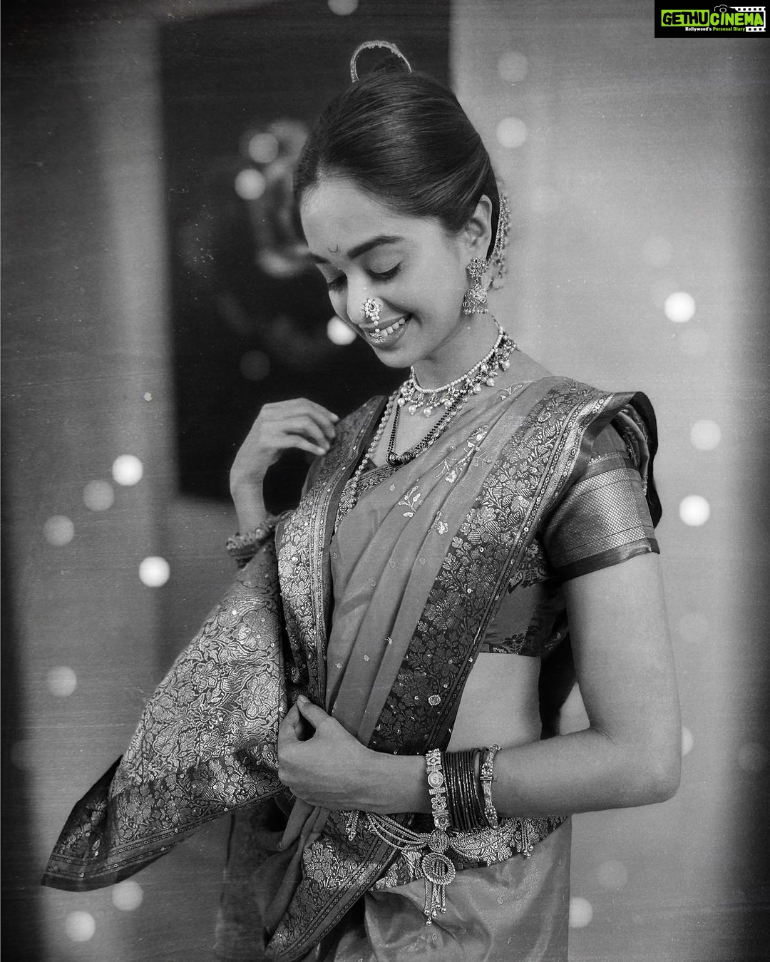 Mugdha Chaphekar Instagram - वाट अडवून हसतो गाली ग वेणु ऐकुन मोहित झाले भान हरपून रमती गोपिका, श्यामरंगी न्हाऊन गेले ✨✨ . . .📸 @tanyaa03 😘😘 . . #myfavorite #outfit #love #traditional #royal #maharashtrian #ethnicwear #ootd #mugdhachaphekar #happysoul