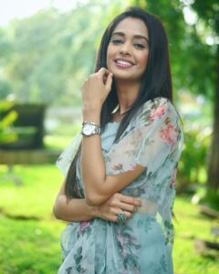 Mugdha Chaphekar Instagram - Watch’ ya waiting for? 😍.

The best time of the year is here with @danielwellington ❤️ 
This Diwali get up to 15% off and with my code "MUGDHA" you get an extra 15% off. Go shop now!

#DWali #danielwellington #collaboration #love #diwali #mugdhachaphekar 
.
.
.
.
.
.
Wearing @lavanyathelabel 
Captured by @richerd_by_heart