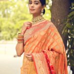 Mugdha Chaphekar Instagram - The only outfit that’s been in fashion since centuries. Six yards of pure grace.. #saree . . . 📸 @richerd_by_heart ❤️ Styled by @tripzarora ❤️ . . . #love #saree #mugdhachaphekar Mumbai, Maharashtra