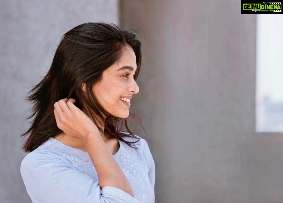Mugdha Chaphekar Instagram - When you change the way you look at things, the things you look at change. It’s all about perspective! . Thank you for this click @vihan.movies sir! . #perspective #kindness #candid #love #mugdhachaphekar Juhu, Maharashtra, India
