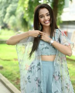 Mugdha Chaphekar Instagram - Watch’ ya waiting for? 😍.

The best time of the year is here with @danielwellington ❤️ 
This Diwali get up to 15% off and with my code "MUGDHA" you get an extra 15% off. Go shop now!

#DWali #danielwellington #collaboration #love #diwali #mugdhachaphekar 
.
.
.
.
.
.
Wearing @lavanyathelabel 
Captured by @richerd_by_heart