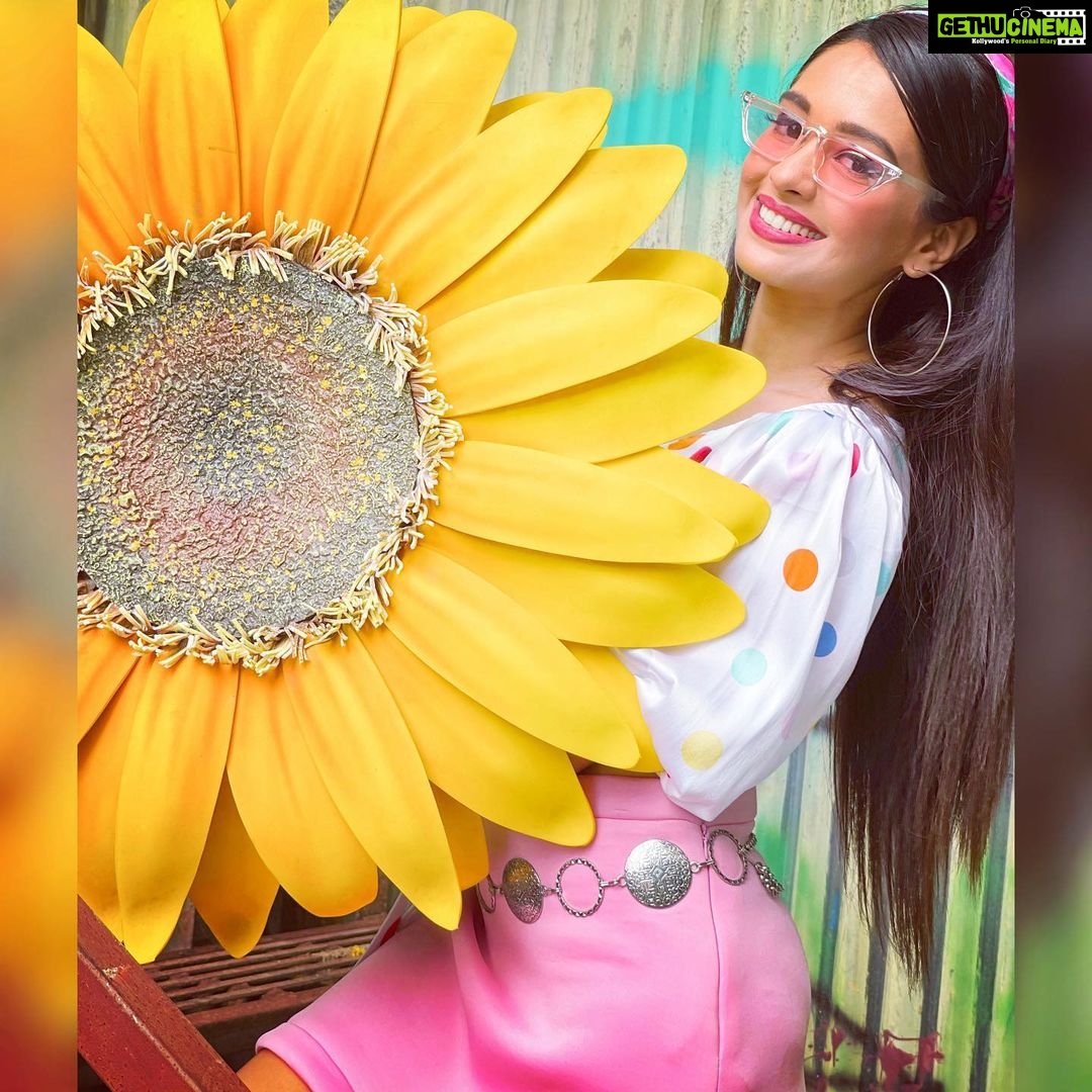 Mugdha Chaphekar Instagram - Cover me in Sunshine ✨✨🎵 . . . . 📸and Outfit by @anusoru ❤️ . . #love #sunshine #happysoul #mugdhachaphekar Mumbai, Maharashtra