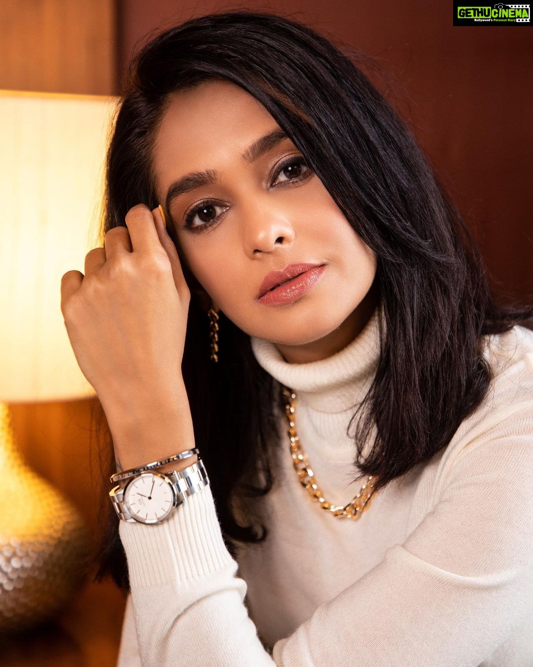 Mugdha Chaphekar Instagram - Vibe high.. the magic around you will unfold ✨✨ . 📸 @horilhumad Styled by @thedotdiary @thedottstyle Outfit by @oldmarigoldindia Rings by @rubansaccessories & @thestyleswag Hat by @thefiestymiss Shades by @studio.sagee Makeup by @nishachandnanii Hair by @arbazshaikh6210 . . #love #mugdhachaphekar Grand Hyatt Mumbai