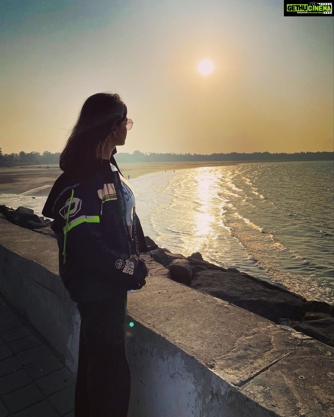 Mugdha Chaphekar Instagram - ☀️ 🌊 ✨ मुंबई Mumbai