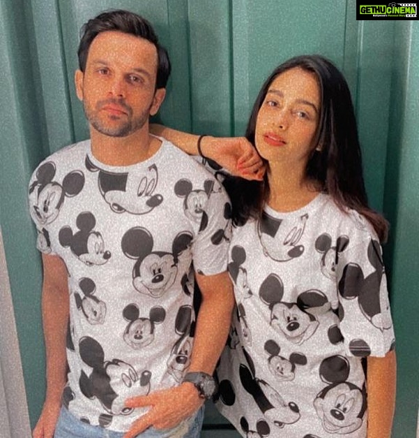 Mugdha Chaphekar Instagram - How ‘bout twinning this weekend? . @iamravish_desai 👯‍♂️🙌 . . . . #weekend #fun #ravishdesai #mugdhachaphekar #disney #twinning . 📸 @kash_thakkar12 ❤️ Colaba, Maharashtra, India