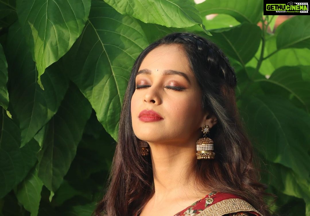 Mugdha Chaphekar Instagram - It’s Monday... a chance to start a new fabulous week, to get a new perspective, a reminder that whatever obstacle you are facing, it’s not permanent. That’s the magic of Monday.. embrace it.. ✨✨ . #Love #magicmonday #goodness #perspective #mugdhachaphekar #mondaymotivation