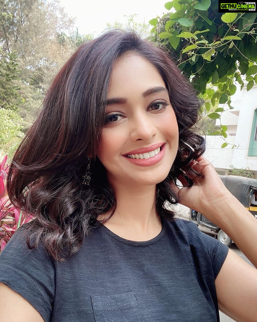 Mugdha Chaphekar Instagram - Curls and dreams and laughter! #loveisinthehair ✨✨ Pune, Maharashtra