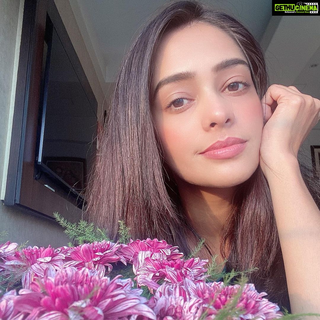 Mugdha Chaphekar Instagram - Who else loves the brownness of the eyes in the sun?✨✨ #sunset #beautiful #nofilter #eyes #goldenhour Juhu, Maharashtra, India