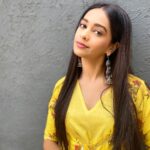 Mugdha Chaphekar Instagram - Yellow is such a happy color! Hai na? What is the one thing that reminds you of happiness? #sunshine #yellow #love . 📸 @iam_reyhna 💕