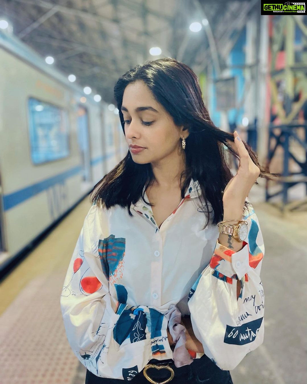 Mugdha Chaphekar Instagram - Churchgate Station❤️ My favourite railway station… catching a train to run to The Asiatic Library, The American Centre, British Council Library to search for some extra books for my research.. when ever I am at Churchgate Station these beautiful memories come rushing❤️ Every Mumbai kid has memories with Churchgate Station which takes one to The Gateway of India, Kala Ghoda, Nariman Point, Chhatrapati Shivaji Maharaj Vastu Sangrahalay and many more wonderful places ✨ #Mumbaikar #Mumbaigirl #childhood #memories #love #pride #MyCity #MyMumbai ❤️ Mumbai, Maharashtra