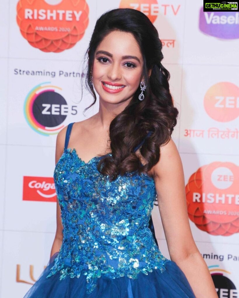 Mugdha Chaphekar Instagram - नीले गगन के तले💙 . Some more from the ZRA evening! #zra2020 #zeerishteyawards #love #mugdhachaphekar @zeetv 🧡 Styled by @the_adhya_designer Make up by @waghmare4102 Hair by @gulshanmazher123 मुंबई Mumbai
