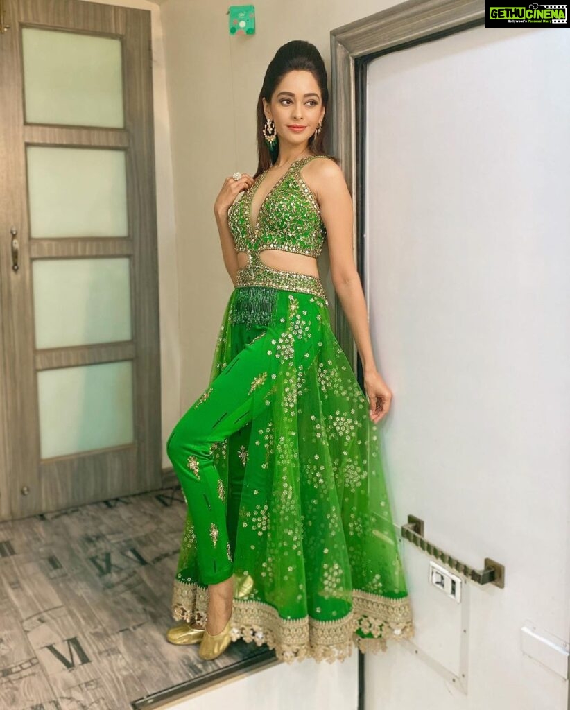Mugdha Chaphekar Instagram - Are you ready to be a part of the biggest celebration of love? #zra2020 @zeetv . Styled by @harshalds makeup @waghmare4102 hairstyle @gulshanmazher123 मुंबई Mumbai