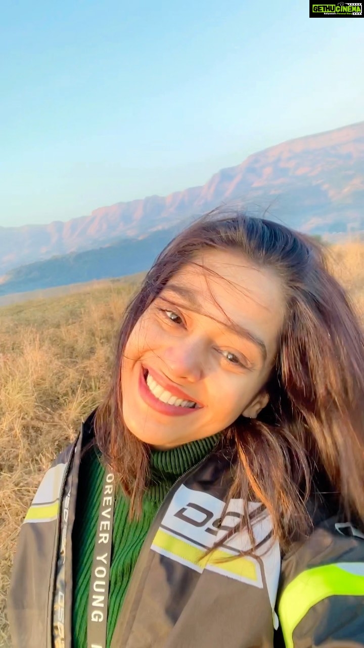 Mugdha Chaphekar Instagram - Sun kissed mornings! #maharashtra you beauty ❤️ #beautiful #morning #mountains #hills #lake #ride #fun #love #mugdhachaphekar #morningvibes #happiness #mumbaikar #proud #beauty #mymaharashtra #mumbai ❤️