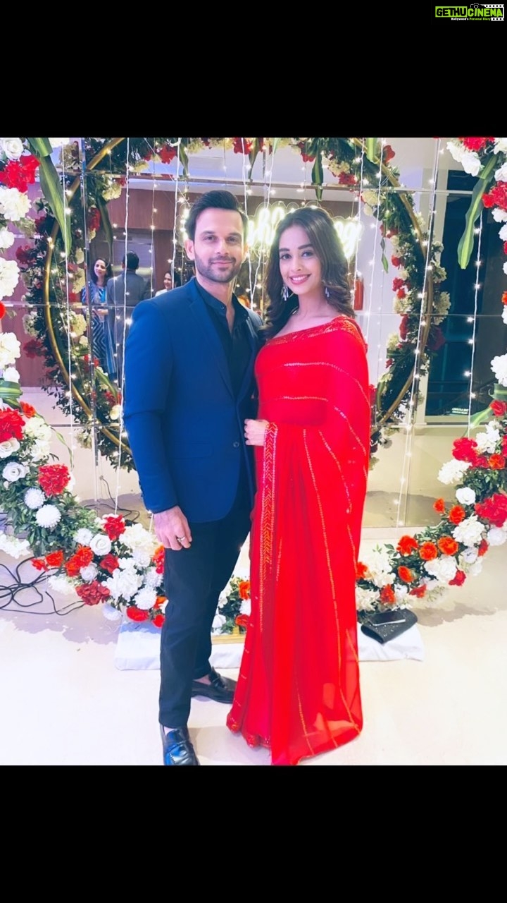 Mugdha Chaphekar Instagram - When he’s a natural and you have to make efforts to match his pose. Also he doesn’t like filters so my frowns here are as real as they could be 🤷🏻♀️🙄🧿 ♾️ #nofilter . . #just #us #samebutdifferent