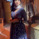 Mugdha Chaphekar Instagram - If you’ve got it, haunt it 👻 #spooky #fun #friday #bts #kumkumbhagya #mugdhachaphekar . 🎥 @kushagra_nautiyal