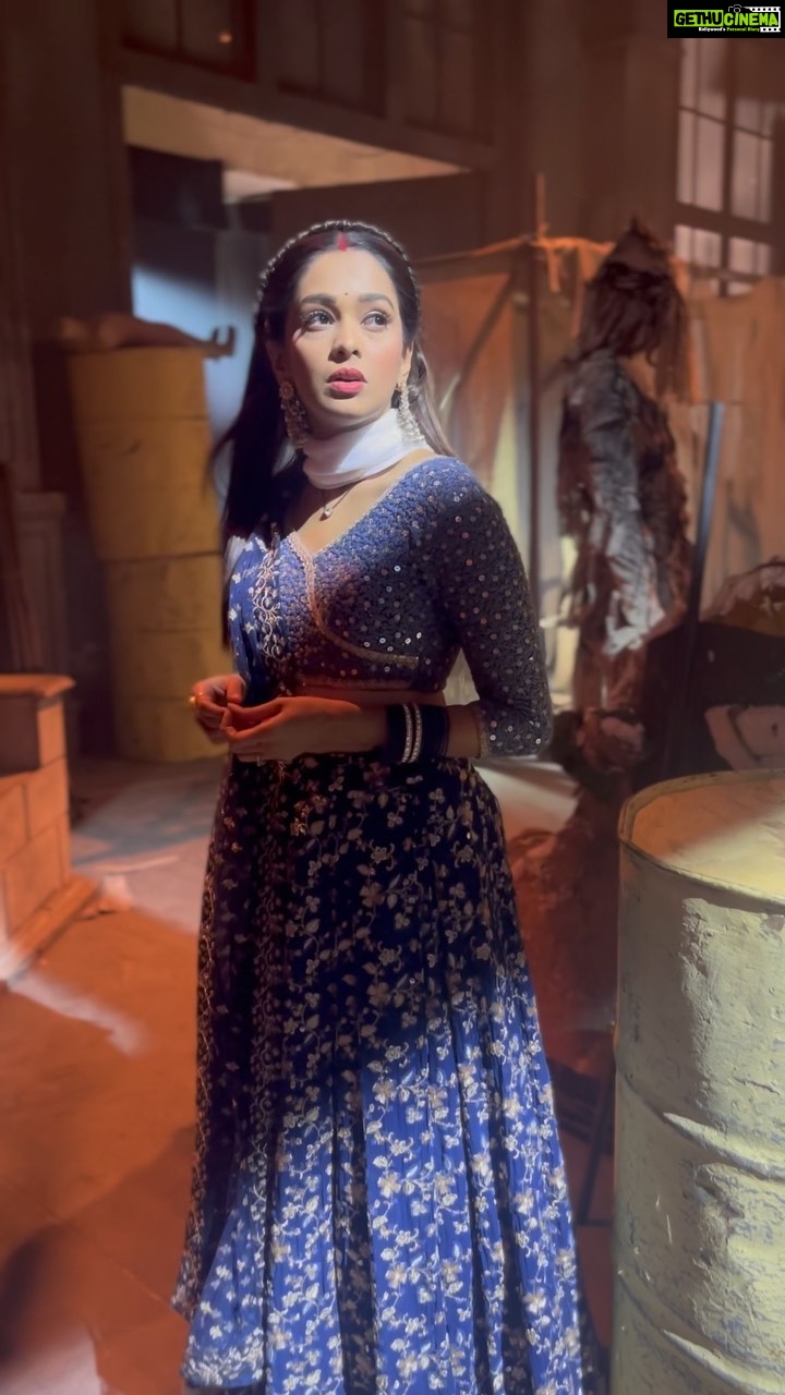 Mugdha Chaphekar Instagram - If you’ve got it, haunt it 👻 #spooky #fun #friday #bts #kumkumbhagya #mugdhachaphekar . 🎥 @kushagra_nautiyal