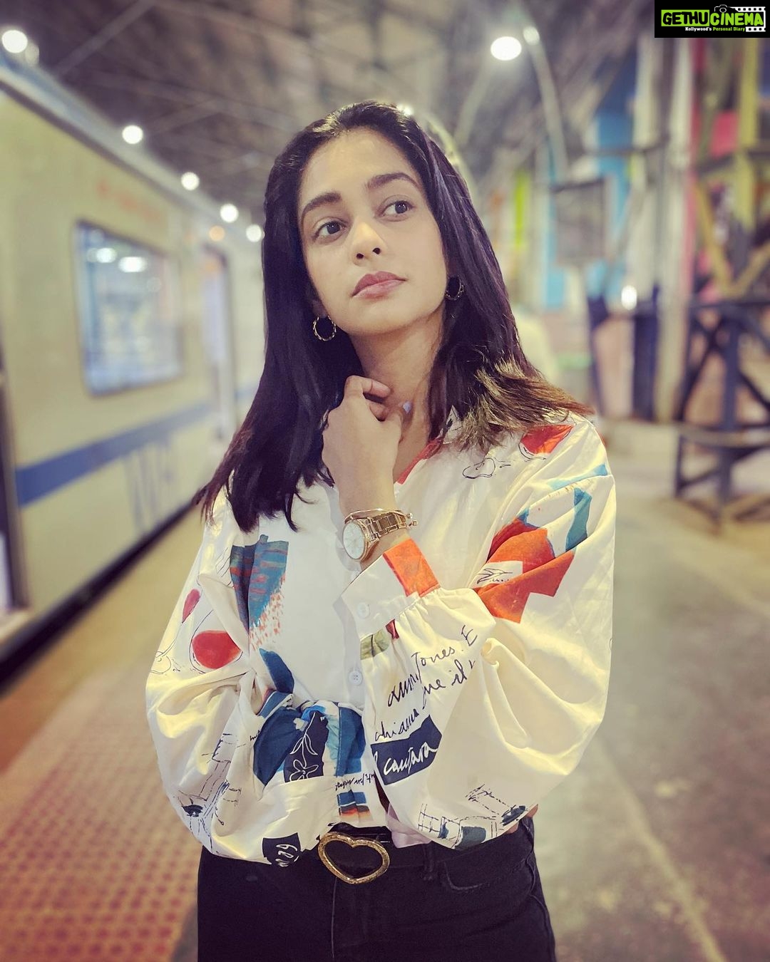 Mugdha Chaphekar Instagram - Churchgate Station❤️ My favourite railway station… catching a train to run to The Asiatic Library, The American Centre, British Council Library to search for some extra books for my research.. when ever I am at Churchgate Station these beautiful memories come rushing❤️ Every Mumbai kid has memories with Churchgate Station which takes one to The Gateway of India, Kala Ghoda, Nariman Point, Chhatrapati Shivaji Maharaj Vastu Sangrahalay and many more wonderful places ✨ #Mumbaikar #Mumbaigirl #childhood #memories #love #pride #MyCity #MyMumbai ❤️ Mumbai, Maharashtra