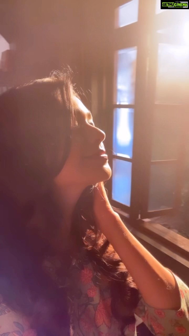 Mugdha Chaphekar Instagram - Mantra for Magic Monday: Be guided by gratitude. Let it be your spirit… every day, every moment, and see the magic… miracles happen ✨✨ #love #magic #monday #favourite #day #mugdha #miracle #goodmorning #morning #reels #positivevibes #beautiful #vibes