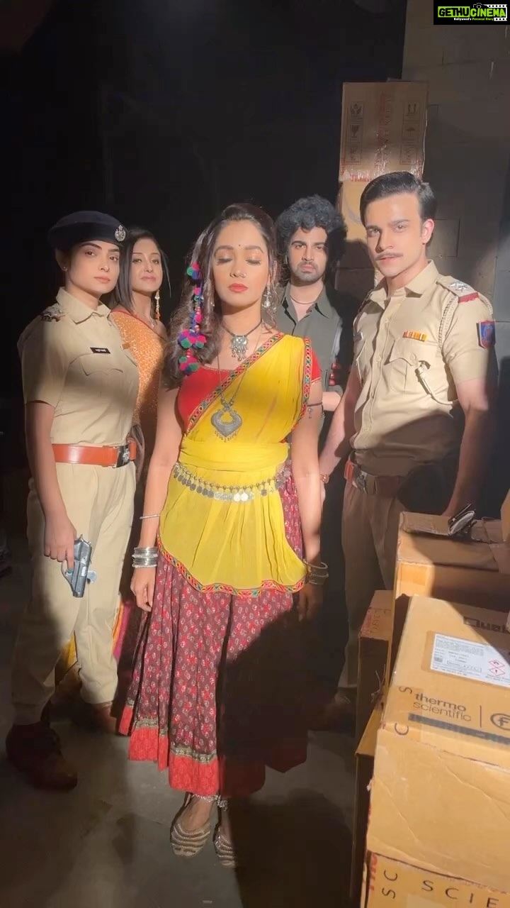 Mugdha Chaphekar Instagram - WARNING ❗️ @zeetv par Basanti Gang ka red alert! Aap bach nahi sakte. Ye gang aapko Har Roz Raat 9 baje #kumkumbhagya dekhne par majboor kar degi. Jo Nachega wohi Bachega . PS: इस रील के सभी पात्र पागल हैं। #Basanti #Alert #kumkumbhagya #reels #mugdhachaphekar #reelsinstagram #reelitfeelit #fun #dance #bollywood #crazy