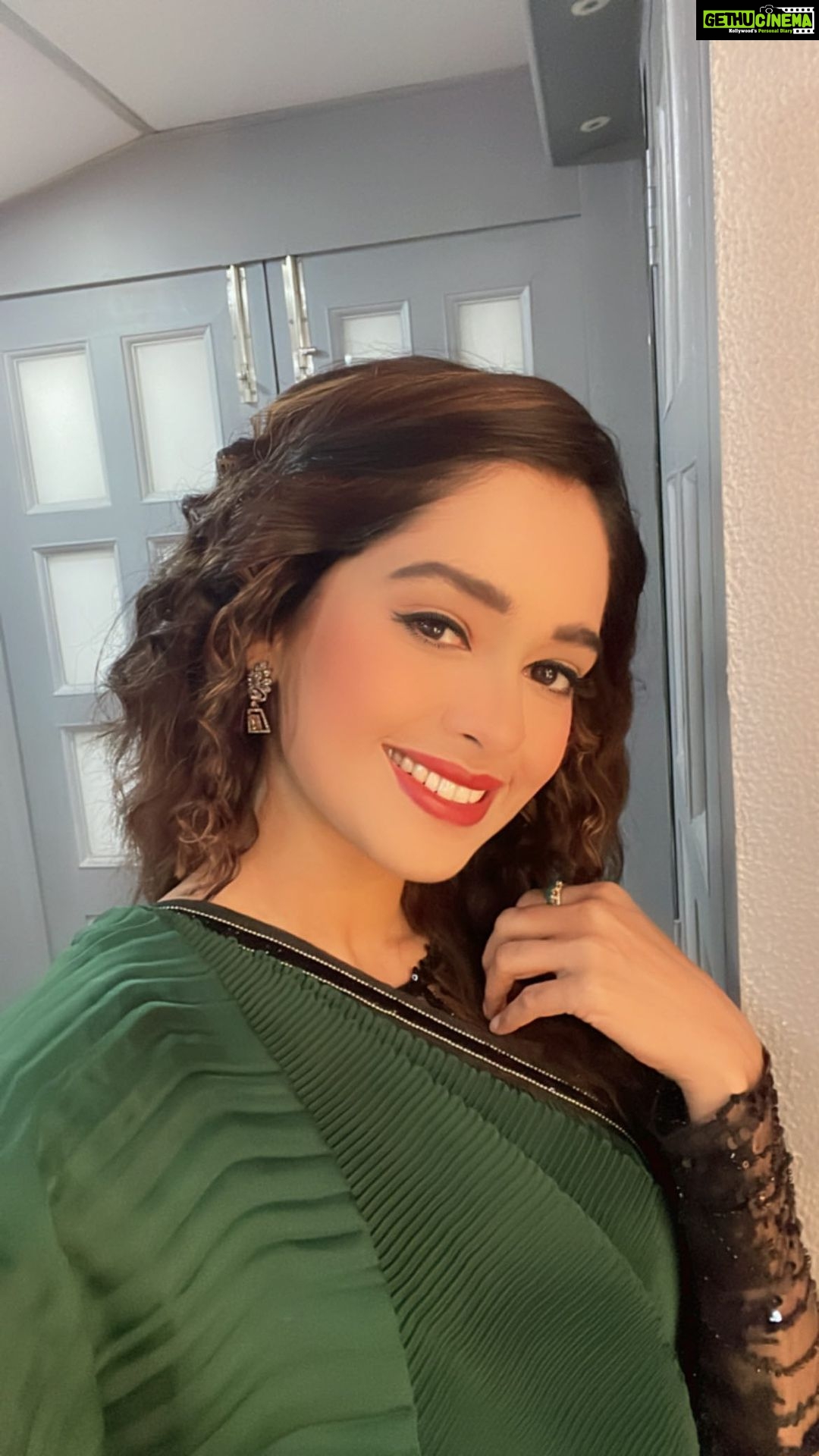 Mugdha Chaphekar Instagram - Aisa bhi kya mujhme hai bhalaa? 🤔 . . #love #reels #reelsinstagram #mugdhachaphekar #fun #songs #kumkumbhagya #monday #goodmorning
