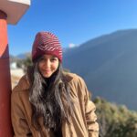 Munira Kudrati Instagram - What I associate these pictures with - so ..just before these pictures were taken , we woke up right before sunrise, walked/jogged to a plateau, did some exercise,watched the sun rise between ice caped mountains and meditated for a while…we all felt so at peace , in tune with nature and ready for the trek ❤️ Lohajung