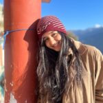 Munira Kudrati Instagram - What I associate these pictures with - so ..just before these pictures were taken , we woke up right before sunrise, walked/jogged to a plateau, did some exercise,watched the sun rise between ice caped mountains and meditated for a while…we all felt so at peace , in tune with nature and ready for the trek ❤️ Lohajung