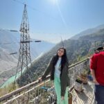 Munira Kudrati Instagram - This is a dhabba we stopped at even last year during our trek! I love the fact that we stopped here this time around too💕 I love this place - for the view, for the memories and for the people present out there. I felt happiness and tranquility here …and also any place that served tasty food is always a favourite 😂❤️ Ps- my brother in the second photo is photobombing goals 😂