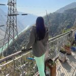 Munira Kudrati Instagram - This is a dhabba we stopped at even last year during our trek! I love the fact that we stopped here this time around too💕 I love this place - for the view, for the memories and for the people present out there. I felt happiness and tranquility here …and also any place that served tasty food is always a favourite 😂❤️ Ps- my brother in the second photo is photobombing goals 😂