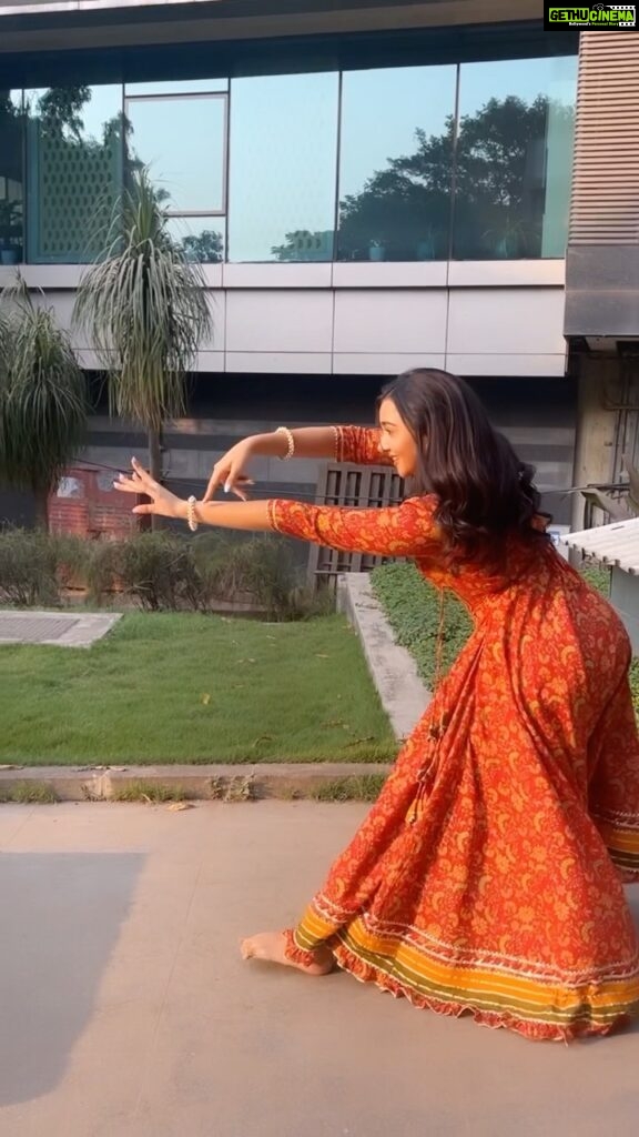 Munira Kudrati Instagram - Apne hi rang mai 🥰 Outfit @tiarastore.co.in Choreography @natyasocial . . #dance #dancereels #reels #apnehirangmaimujkorangde❤️ #anarkali #anarkalisuits #semiclassical #sonamkapoor #instagood #instagram #reel #semiclassical #indian #indiandance #dancing #explorepage #trendingreels #trend