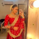Munira Kudrati Instagram - Looking at the bright side . . . #explorepage #explore #fyp #bridalmakeup #bridal #bridallehenga #mirrorselfie #instagood #instagram