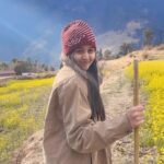 Munira Kudrati Instagram - Sarso ke khet mai dance nahi kiya toh kya khak zindagi ji! 😜 . . . . #explorepage #explore #uttarakhand #himachalpradesh #himachal #india #winters #field #fields #flowers #trekking #treks #dance #jiyare #jabtakhaijaan #reelsinstagram #reels #reelsvideo #reelsviral Uttarakhand