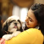 Munira Kudrati Instagram - Just @barfikhare in his gloriousness ✨ and @aakanshashukla0803 with her happiest smile 😘🫶🏻 . . See everyone behind? Just all smiles when a doggo is around 🐶🧿