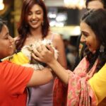 Munira Kudrati Instagram - Just @barfikhare in his gloriousness ✨ and @aakanshashukla0803 with her happiest smile 😘🫶🏻 . . See everyone behind? Just all smiles when a doggo is around 🐶🧿