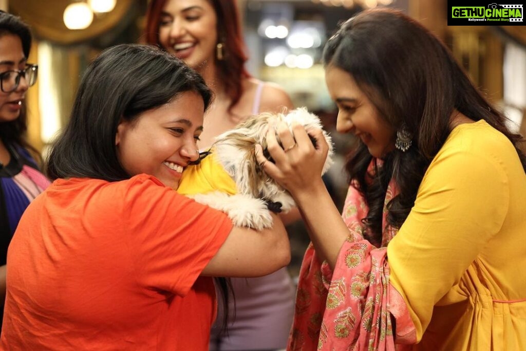 Munira Kudrati Instagram - Just @barfikhare in his gloriousness ✨ and @aakanshashukla0803 with her happiest smile 😘🫶🏻 . . See everyone behind? Just all smiles when a doggo is around 🐶🧿