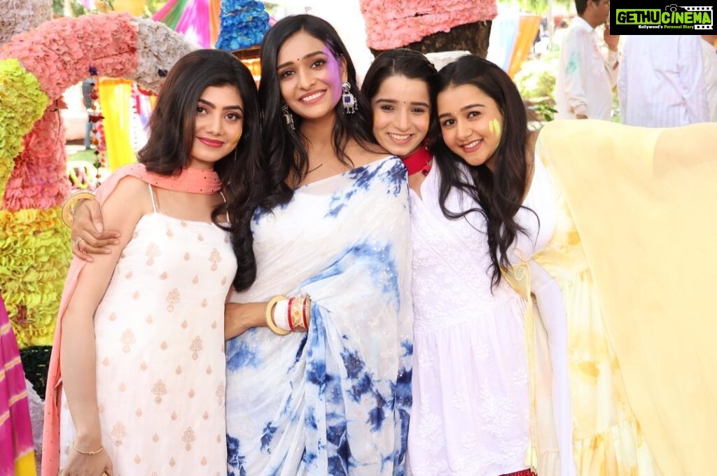 Munira Kudrati Instagram - The bajwa sisterssss ❤ We dont always fight with Neha 😂…haina ? @urmimala9427 . . #bhagyalakshmi Film City, Goregaon