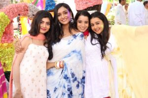 Munira Kudrati Instagram - The bajwa sisterssss ❤️ We dont always fight with Neha 😂…haina ? @urmimala9427 . . #bhagyalakshmi Film City, Goregaon