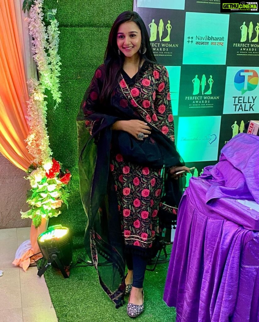 Munira Kudrati Instagram - Feeling so gratified to be felicitated as Rising Talent at @perfectwomanawards @perfectwomanmagazineofficial Moreover, really appreciated the message that the function held- Woman empowering woman! I met so many beautifully strong women from different walks of life who shared some incredible stories about themselves. @dr.khooshigurubhai the way you spoke, with such kindness and what you spoke resonated with so many of us present there. Thank you for holding this ceremony. ❤️ And @dharmishthadagia thank you for everything 😘 Thank you Bhagya Lakshmi,for I am here because of this show. And thank you God 🙏🏻 . . . . . #perfectwoman #perfectwomanmagazine #awards #grateful #bhagyalakshmi