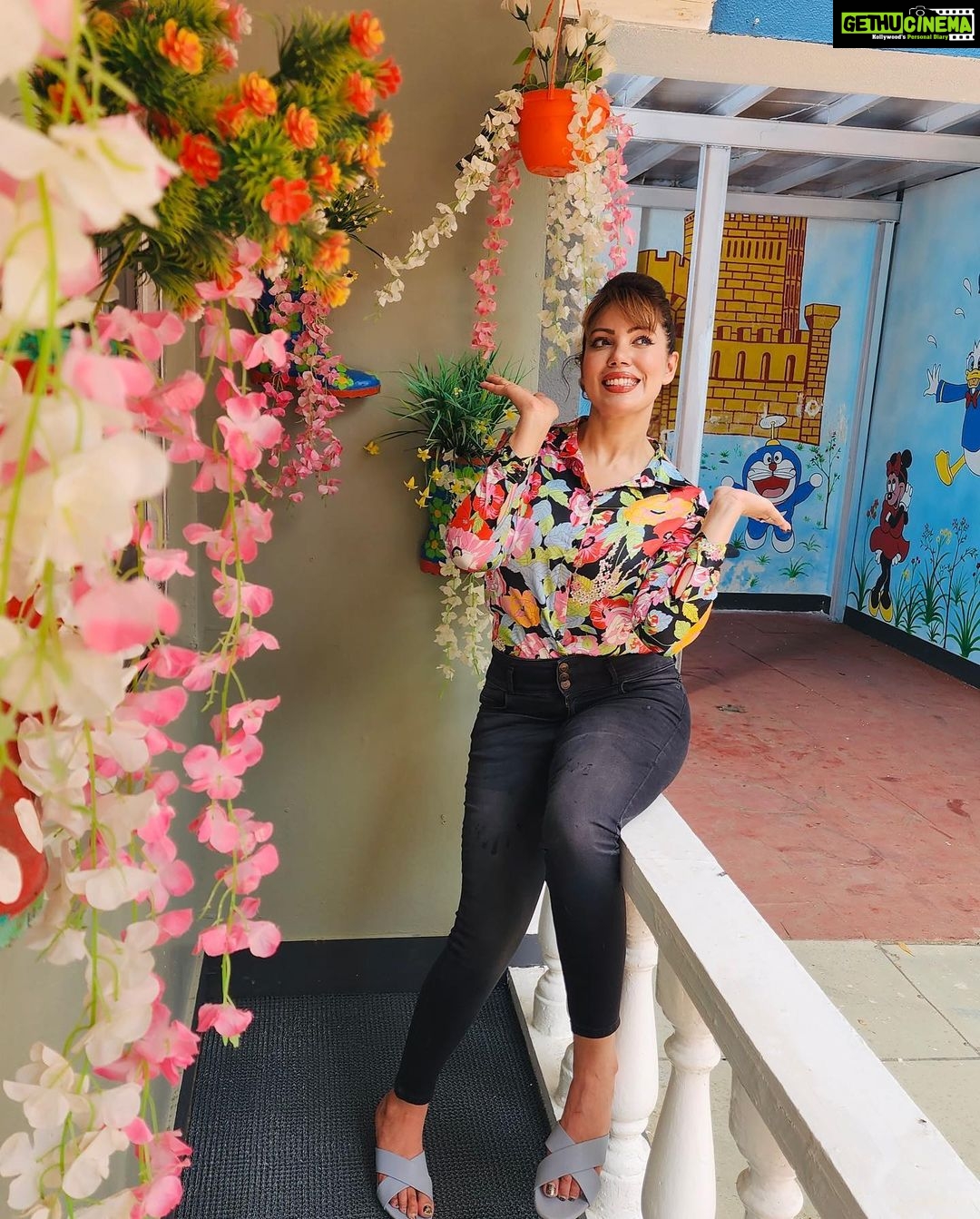 Munmun Dutta Instagram - When your coactors find your shirt matching with the background…. 😊 . In between shots .. sweaty and tired 😪… But Jennifer, Balluji and Sachin ji suddenly realised I am sitting at a position where I match the background and apparently the frame looks nice and colourful , thus they clicked my pictures 📸 😊 . #behindthescenes #candid #candidmoments #munmundutta #tmkoc #inbetweenshots #workmodeon #workmode Dadasaheb Phalke Chitranagari FILMCITY Goregaon East Mumbai