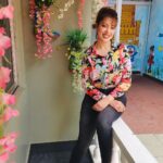 Munmun Dutta Instagram - When your coactors find your shirt matching with the background…. 😊 . In between shots .. sweaty and tired 😪… But Jennifer, Balluji and Sachin ji suddenly realised I am sitting at a position where I match the background and apparently the frame looks nice and colourful , thus they clicked my pictures 📸 😊 . #behindthescenes #candid #candidmoments #munmundutta #tmkoc #inbetweenshots #workmodeon #workmode Dadasaheb Phalke Chitranagari FILMCITY Goregaon East Mumbai